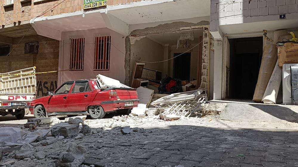 Mutfaktaki gaz sıkışması patlamaya neden oldu! Evin duvarları yıkıldı, araçlar hasar gördü 9
